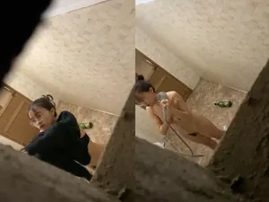 Quay lén bồ vú to tắm, khe bướm chảy nước ròng ròng